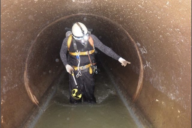 管内目視作業状況